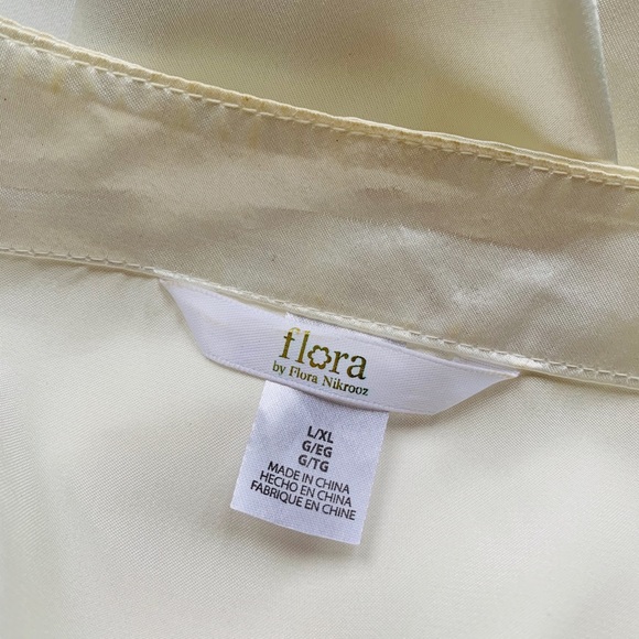 White Robe - Picture 2 of 3